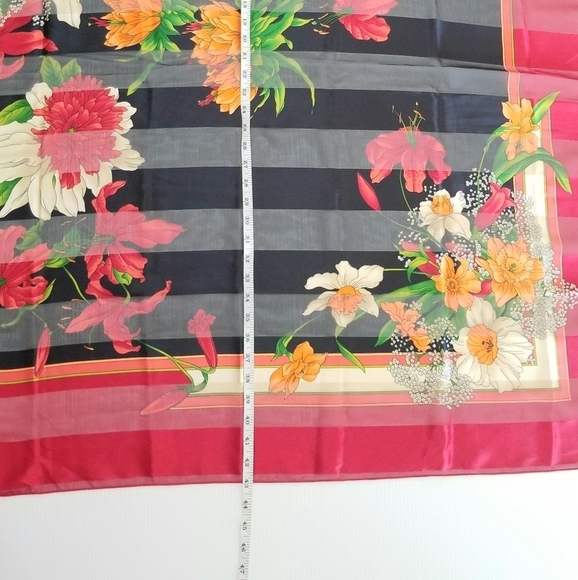 Mool Mang Cho Red Floral 43" x 43" Square Scarf, New without Tag - Picture 6 of 8